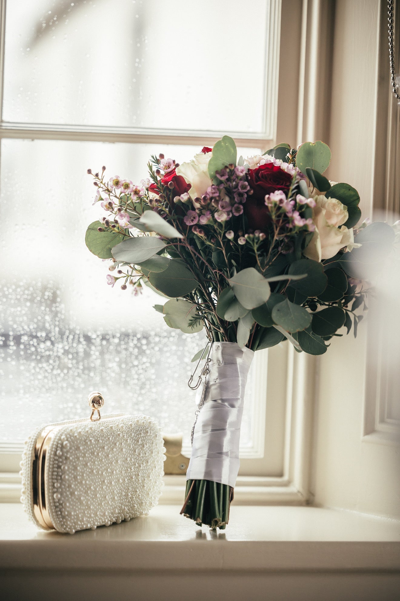 Cluster Pearl Clutch Bag (Gold)