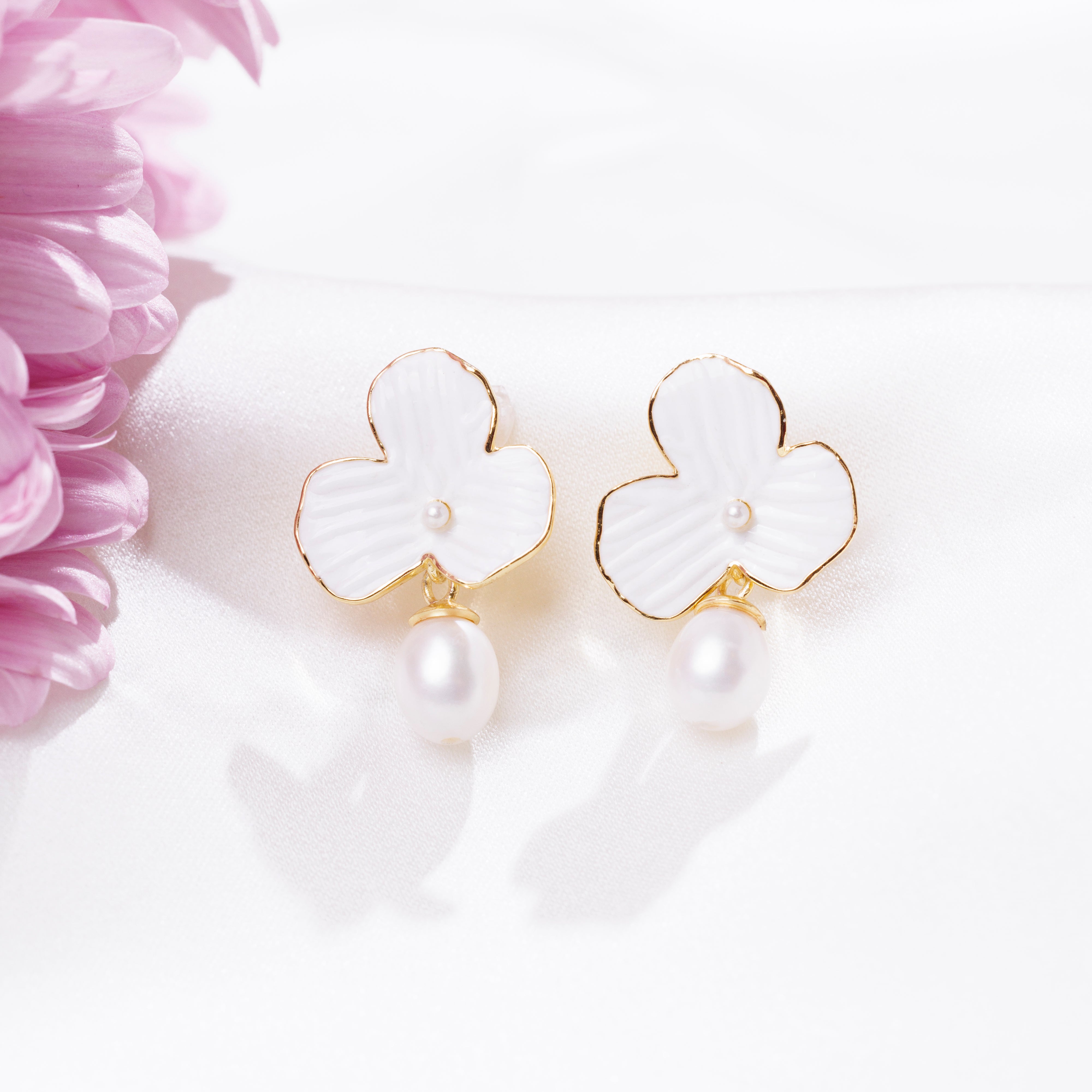 Bláithín Pearl Drop Clip On Earrings (Gold)