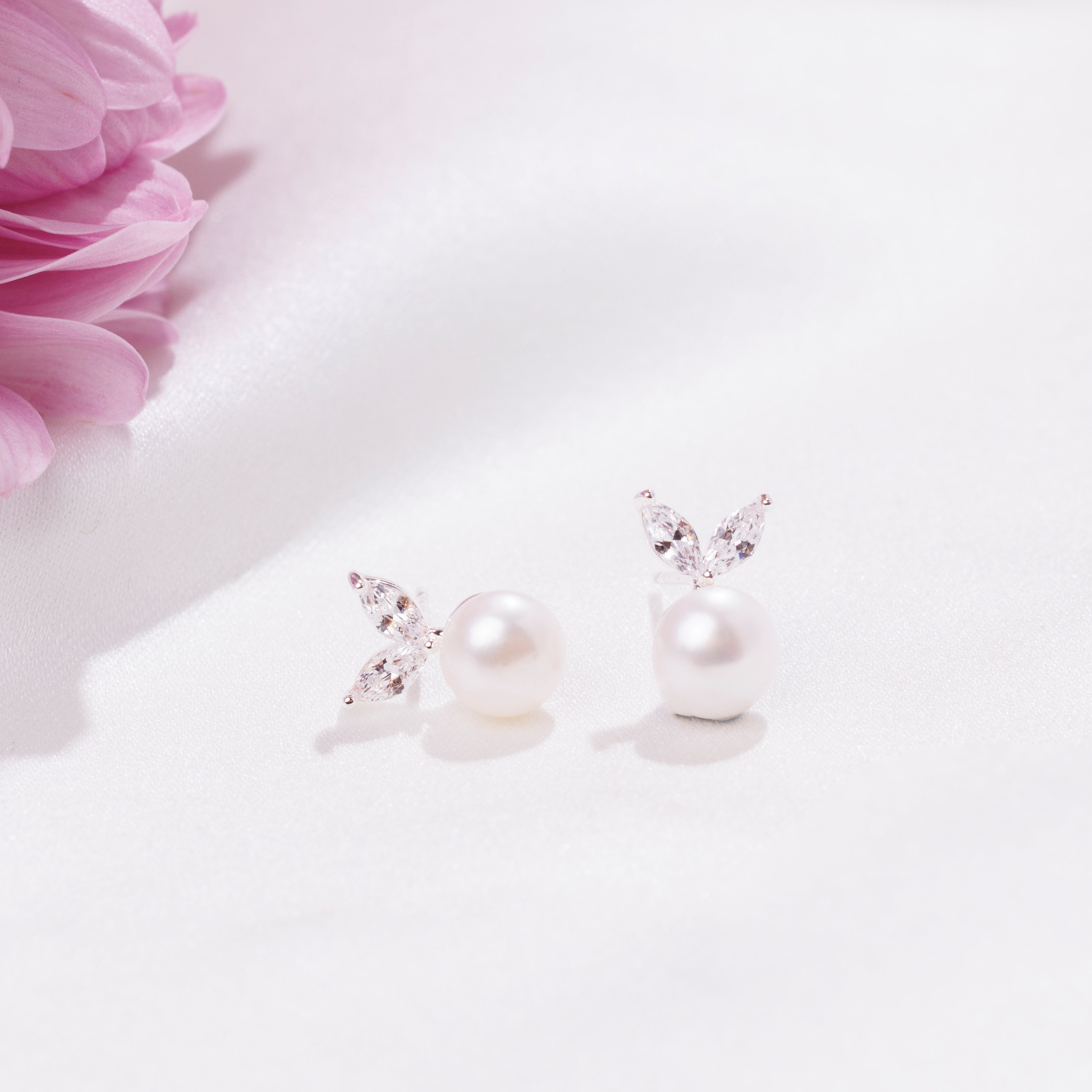Luna Pearl Studs (Silver)