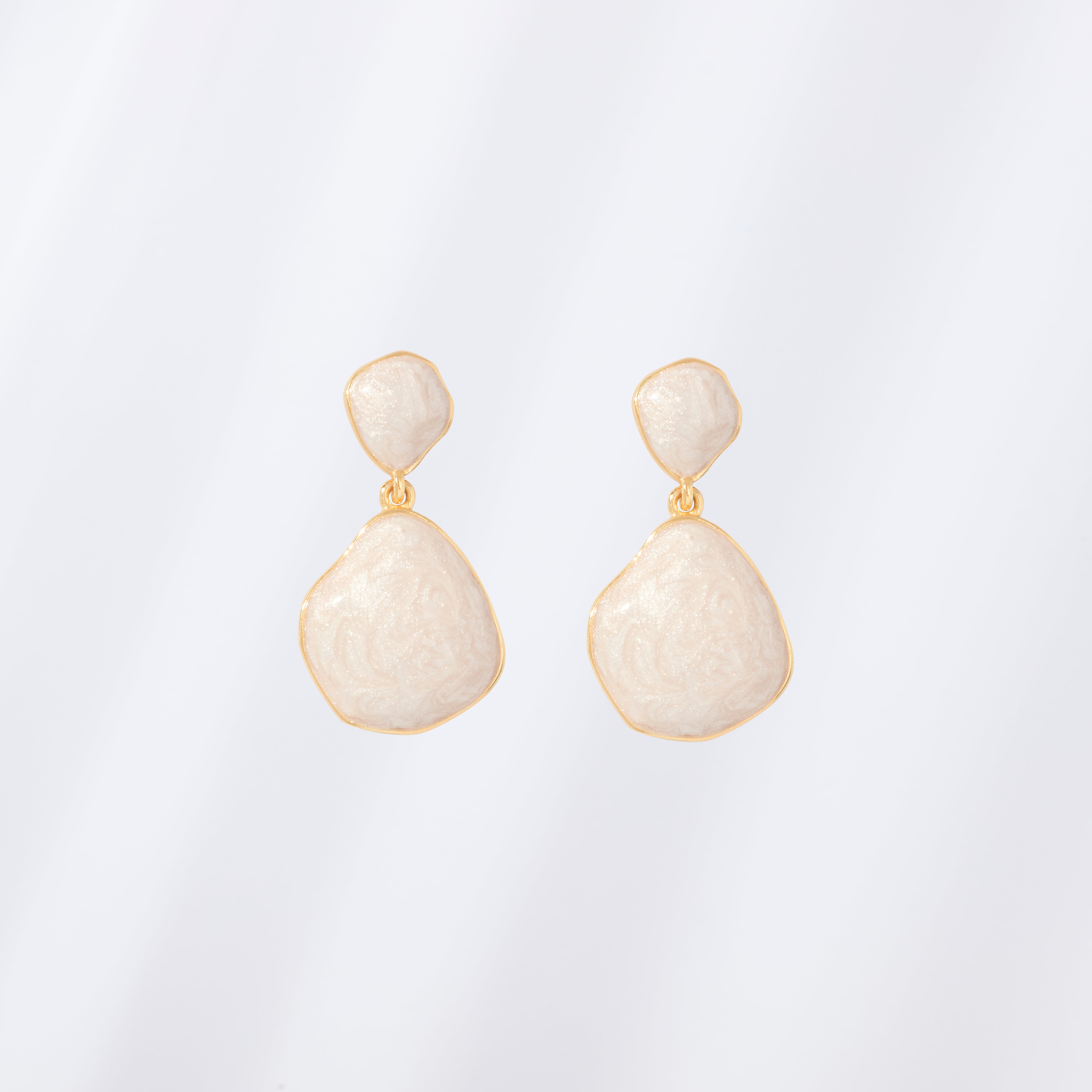 Everly Pearl Earrings (Gold)